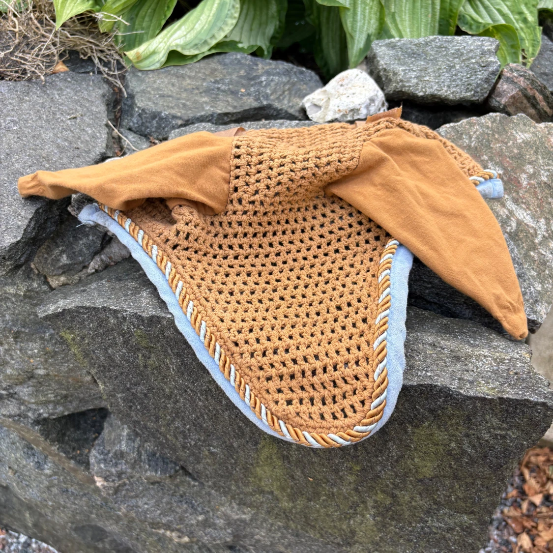 Brun virkad ridmössa med öron