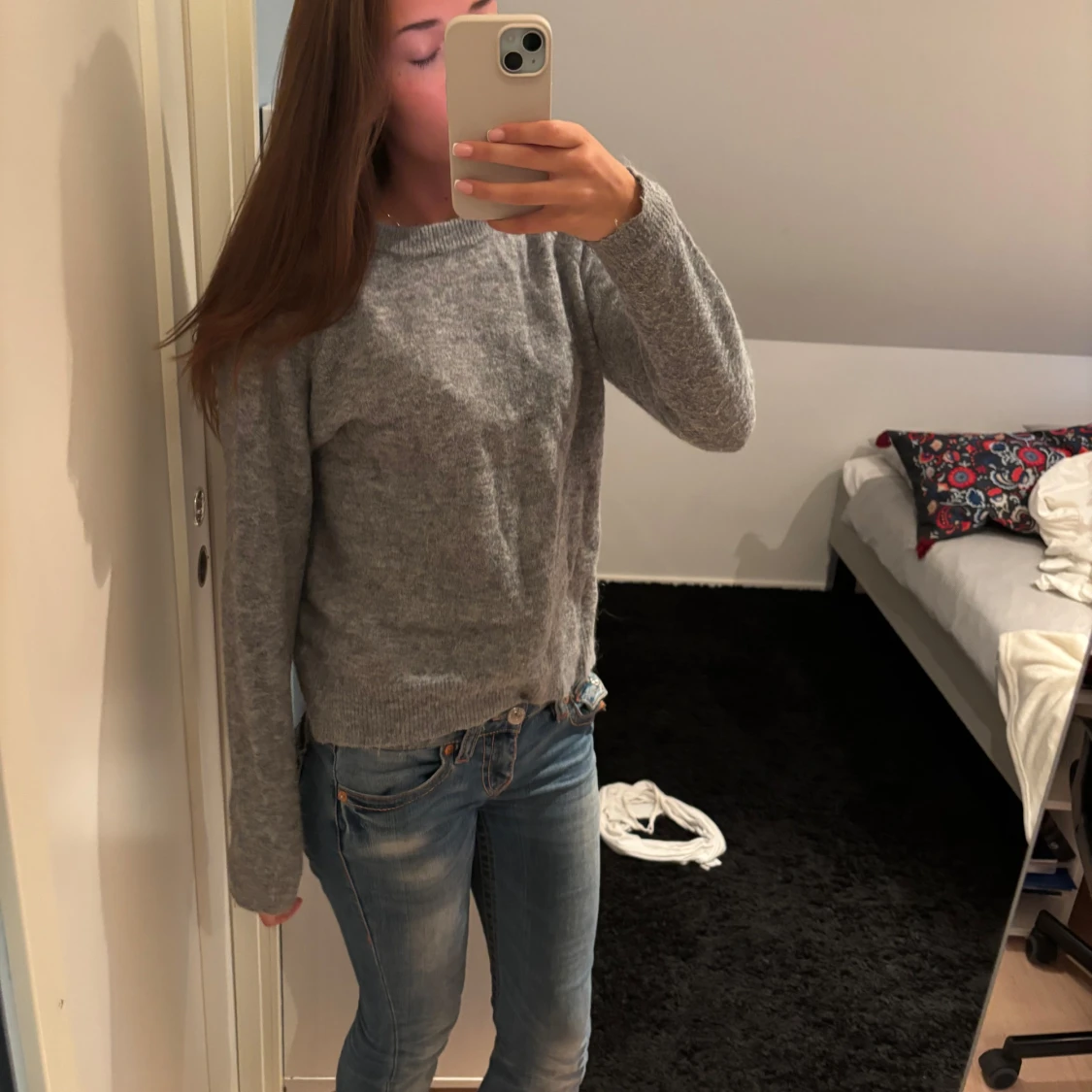 Grå stickad tröja med rund hals - 1