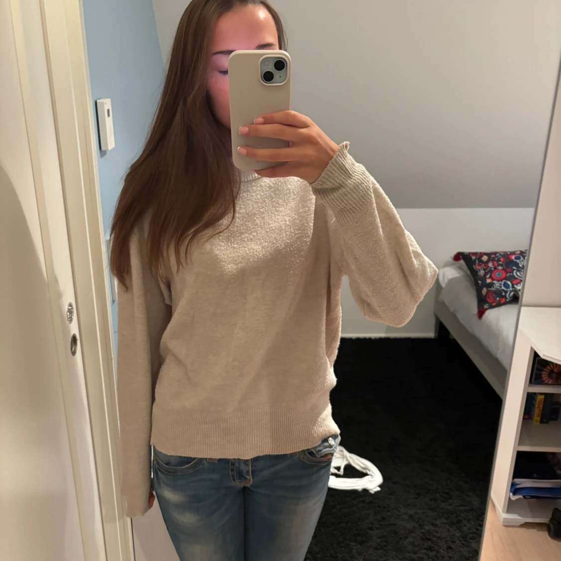 Beige stickad tröja med lång ärm