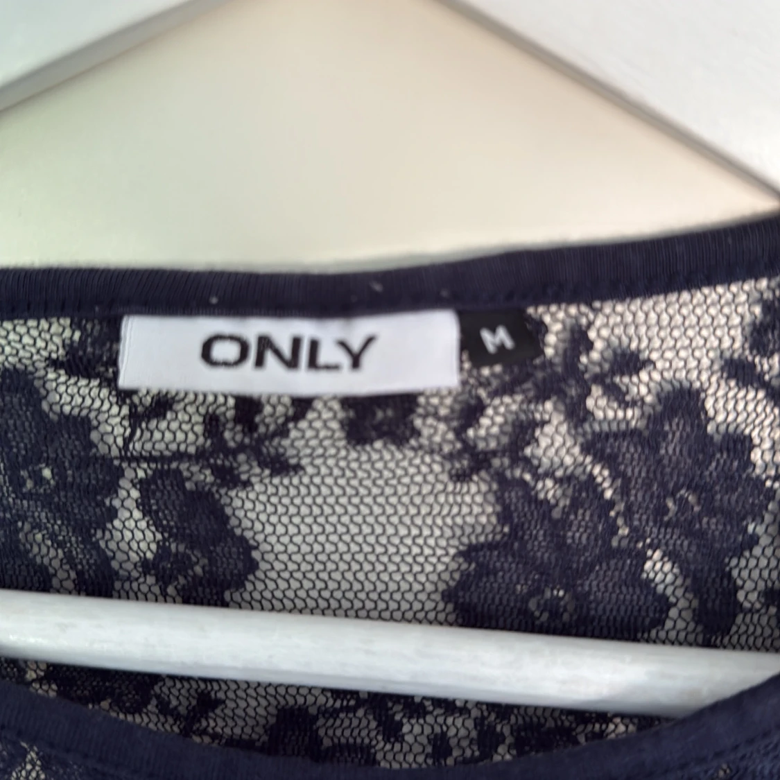 Mörkblå spetsklänning från ONLY - 1