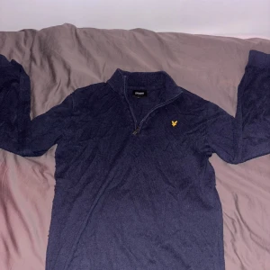 Marinblå half zip tröja Lyle & Scott - Snygg marinblå långärmad tröja från Lyle & Scott med half zip tröjan är varsamt använd. Extremt snygg o varm perfekt till hösten hör av er vid frågor eller mer bilder 