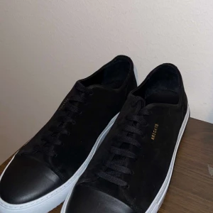 Svarta sneakers från Axel Arigato - Säljer mina Axel arigato Clean 90 med mocka tyg. Använt dom i cirka 6-7 månader men dom var inget för mig. Dom är i bra skick, vill verkligen bli av med dom så pris kan defentivt disskuteras , är väldigt generös gällande det. 