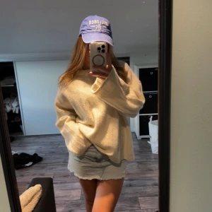 Beige stickad tröja från Gina Tricot - Supermysig beige stickad tröja från Gina Tricot med breda ärmar och avslappnad passform. Tröjan har ribbat mönster och rund halsringning!