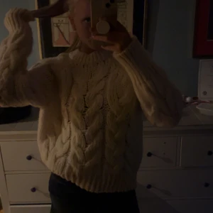 Stickad tröja  - En oversized stickad tröja med flätat mönster 😍 Tröjan är från only och är i storlek L då jag ville ha den oversized ✨Prislappen är kvar då den aldrig kommit till andvänding tyvärr 😢 Skriv vid frågor eller prisförslag 💗
