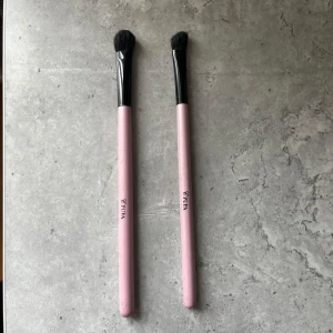 Två ögonskuggsborstar från Pupa - Säljer två ögonskuggsborstar från Pupa med ljusrosa skaft och svarta borst.
