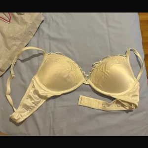 Intimissimi bh - Säljer min fina gula intimisimi bh då den inte passar på mig längre den säljs inte längre i butik,skicka prisförslag så kanske jag accepterar