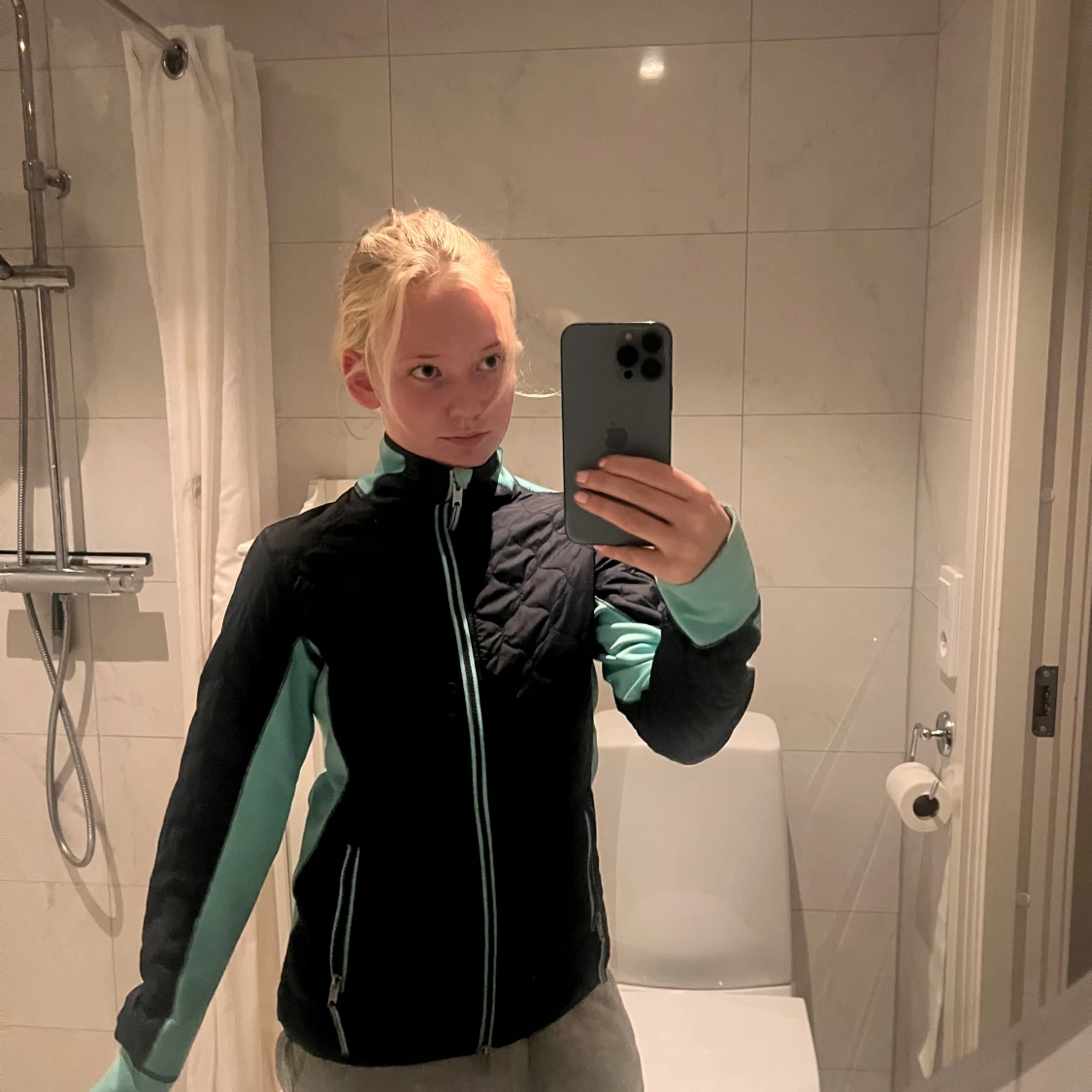 Svart och mintgrön vindjacka