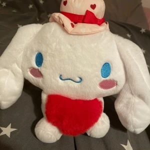 Cinnamoroll gosedjur - cinnamoroll gosedjur köpt på ”Barneys” säljer för att jag inte vill ha den längre och den kommer inte alls till nån användning eller nått den bara ligger där hemma. Lapparna är kvar på och den är inte smutsig eller har defekter.. Köpt för 299kr