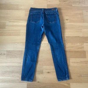Levis Jeans  - Ett par jeans i topp skick med snygg tvätt. Storleken är 30/32. Nypriset på dessa jeans ligger på runt 1000kr. Längden på byxorna är 89cm och midjan 38cm jämför gärna med ett par egna. Hör av er vid frågor! (Postar inom 24h)