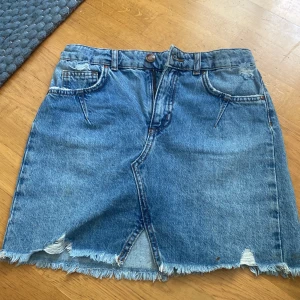 Blå jeanskjol från Zara med fransad kant - Blå jeans kjol från zara storlek xs. Säljer pga att den är för liten för mig! Skriv vid frågor om storlek eller liknade🤗