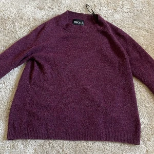 Mörklila stickad tröja från Pieces - Mysig mörklila stickad tröja från Pieces.