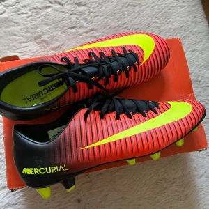Nike Mercurial fotbollsskor - Snygga Nike Mercurial fotbollsskor nästan som nya, skulle börja fotboll men tappade interesse dom är använda kanske 3/4 gånger bara . 