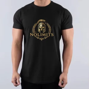 Svart t-shirt med guldtryck Gladiator - Svart t-shirt från NoLimits med snyggt guldtryck framtill med hjälm och lagerkrans samt texten 'NOLIMITS'. På ryggen finns ett stort tryck med svärd, cirkelmönster och texten 'GLADIATOR'. T-shirten har korta ärmar och en normal passform. Perfekt för dig som gillar en kraftfull stil.