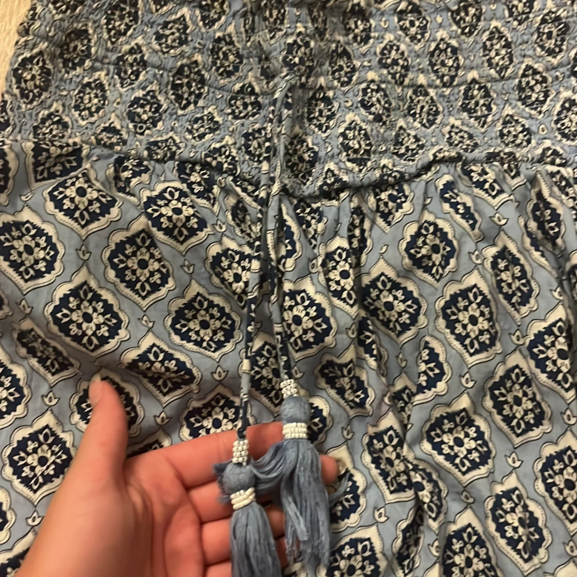 Blå långkjol med mönster och snörning - 3