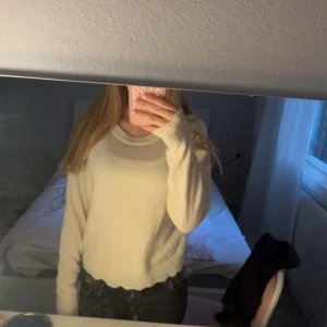 Ljusbeige stickad tröja med vågig kant - Superfin ljusbeige stickad tröja med rund halsringning och långa ärmar. Tröjan har en söt vågig kant längst ner och längst ner på armarna. Den är ganska använd och därför nopprig så priset kan diskuteras💗