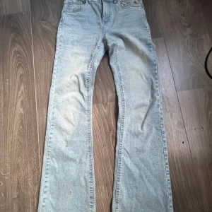Ljusblå jeans från Denim Day, strl 164 - Säljer ett par ljusblå jeans från Denim Day i storlek 164. Jeansen har klassisk femficksdesign, raka ben och normal passform. Perfekta för dig som gillar en enkel och tidlös look. Materialet är mjukt denim och färgen är snyggt tvättad.