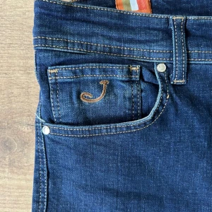 Jacob cohens  - Säljer ett par riktigt snygga sprillans nya cohens med tags! Storleken är 34 i cohens alltså sitter det lite mindre en vanliga 34or. Riktigt snygg färg och det är en sällsyn limeted edition modell. Passformen är slim fit. Nypris 5500kr mitt pris 1850. Pris inte huggit i sten. 