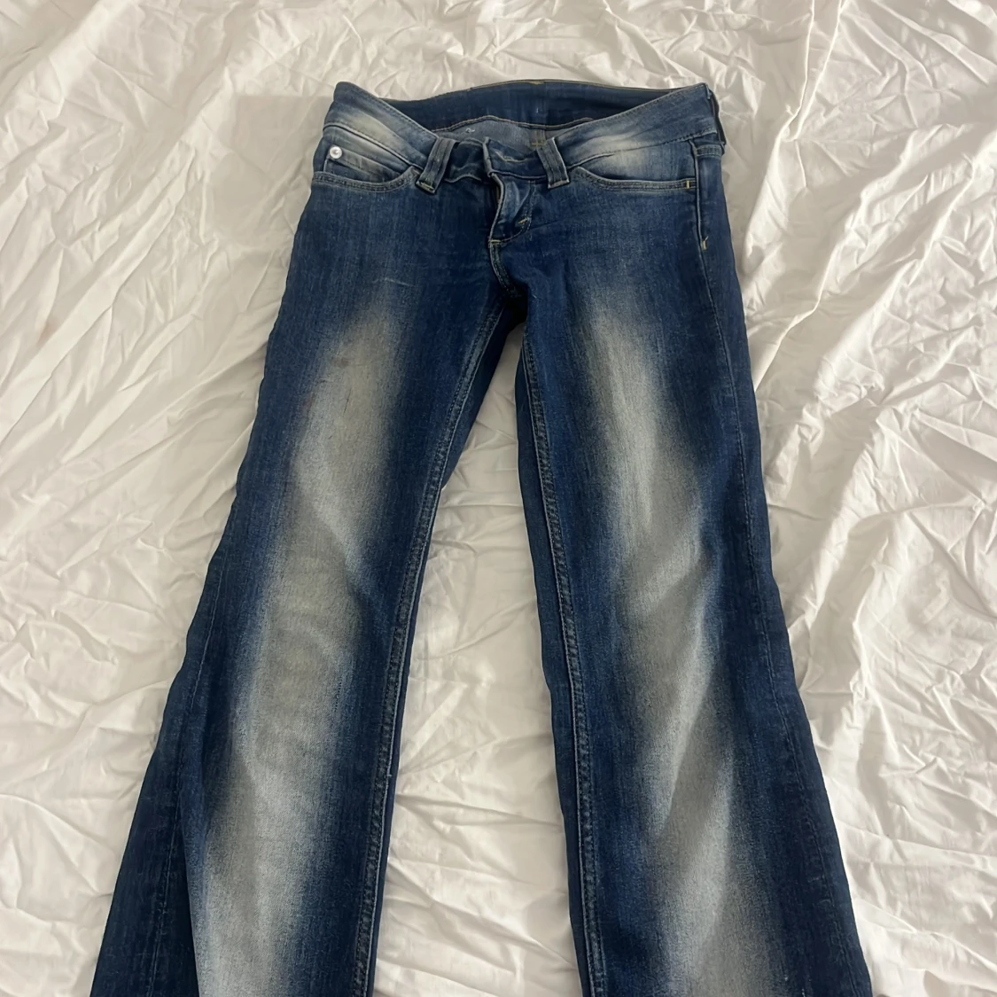 Blå bootcut jeans från weekday