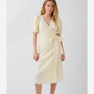 Klänning Gina tricot - Säljer denna klänning från Gina som är slutsåld på hemsidan och i butik ☺️perfekt till sommaren! Ljus gul/vit färg som är jätte fint! Pris kan dissikeras (andvänd 1 gång förra sommaren) 
