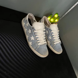 Saint Laurent skor ( väldigt sällsynta!) STEAL - Säljer nu ett par riktigt snygga saint Laurent skor, som är väldigt sällsynta och går iprincip ej att få tag på då dom slutades säljas år 2018, skulle säga att skorna är i bra skick även om dom har varit med ett par år, men man bedömer skicket själv efter bilder, inget og medföljer, skriv vid minsta fundering, perfekta skorna till sommaren till dig som vill ha dom fetaste skorna🌟storlek 41 sitter som 42-43💫 kan byta mot flycrews! Eller några andra feta skor