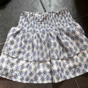 Fin kjol från h&m💗 - Säljer pga att den inte används! Den är väldigt töjbar så skulle säga att den passar S, XS och XXS💞💞