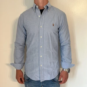 Ralph Lauren skjorta slim fit  - Ralph Lauren | Mycket bra skick | Size - S | Nypris 1600 mitt pris 599 | Hör av dig vid minsta fråga eller fundering📩