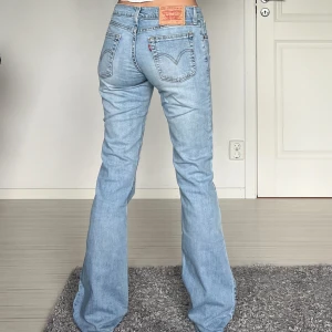 Levis - Midjemått: 37cm rakt över, innerbenslängd: 82cm 💕