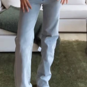 Lågmidjade ljusblå jeans - Säljer dessa skit snygga ljusblå madlady jeans i storlek 36 längd regular!! Helt oanvända och endast testade. Första bilderna är lånade men det är exakt samma modell/jeans 🤍🤍 