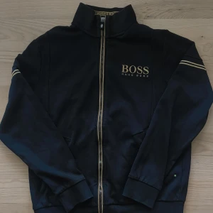 Hugo Boss zip kofta - Säljer en riktigt snygg zip kofta av Hugo Boss ✅ Den är i bra skick och i storlek S/XS ♣️ Nypris cirka 1500 kr. Skicka DM för fler frågor 🔥 /Mvh