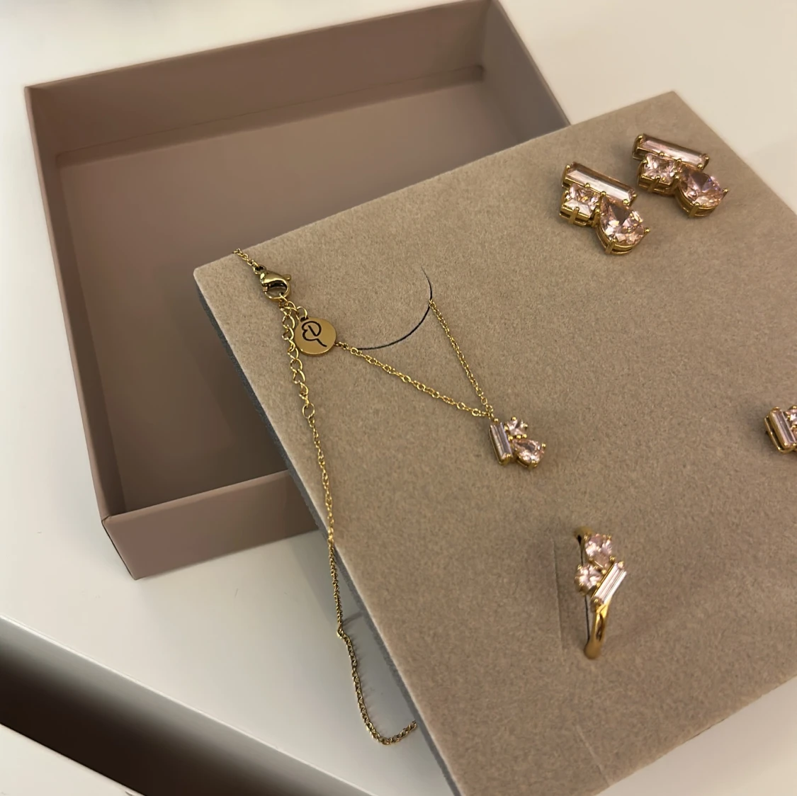 Edblad smyckeset med rosa stenar - 2