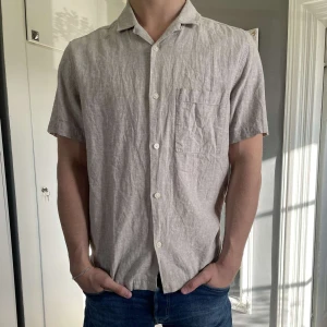 Linneskjorta Beige HM  - Säljer nu denna linneskjorta från HM i storlek L, då den inte passar och aldrig används, använt max 3 gånger. Efter en strykning är denna i nyskick! 