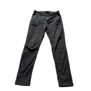 Svarta byxor från Replay, stl 30/30 - Snygga svarta byxor från Replay i klassisk rak modell. Byxorna har normal passform, bälteshällor och dragkedjegylf. Tillverkade i mjuk bomullsmix som känns skön hela dagen. Perfekta för en clean och stilren look!! Har inga fel som jag har märkt!         ❗️PRIS KAN DISKUTERAS ❗️Replay, y2k, grisch