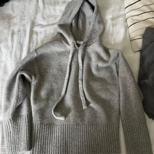 Grå stickad hoodie från Zara - Säljer denna populära stickade hoodien från Zara som är helt slutsåld🥰 Hoodien är så mysig och perfekt till kommande sena sommarkvällar☀️(OBS. Priset kan möjligtvis prutas ner)