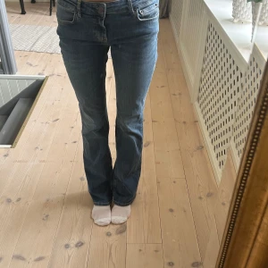 Blå bootcut jeans mellanhög midja - Säljer mina blå jeans med bootcut passform och mellanhög midja från Zara. Använda endast ett fåtal gånger så är i väldigt bra skick! 