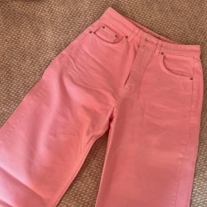 Rosa raka jeans - Säljer ett par snygga rosa jeans med raka ben. 