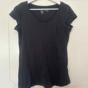 T-shirt  - T-shirt som knappt är använd då jag inte tyckte om modellen.
