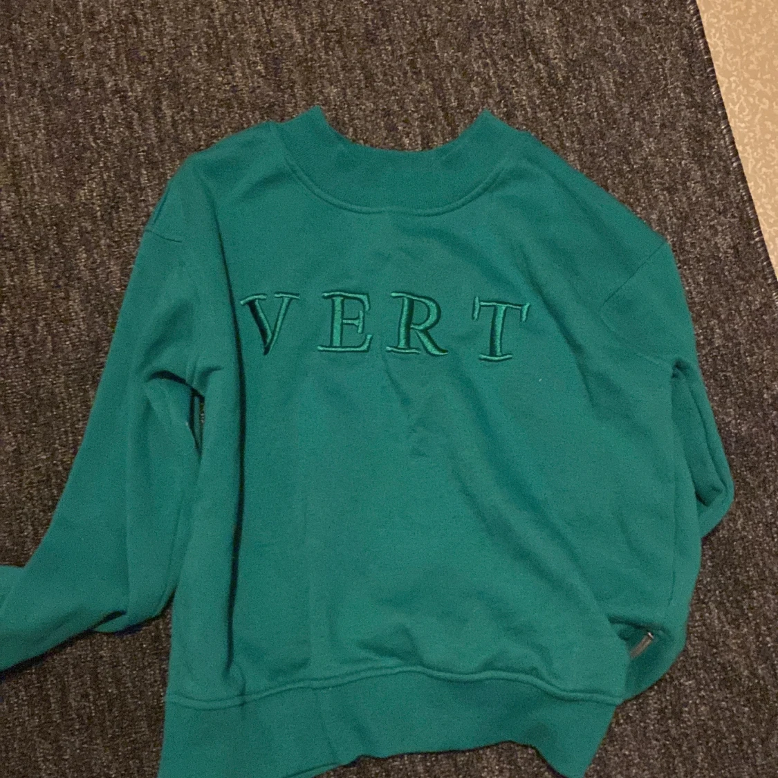 Grön sweatshirt med VERT-tryck