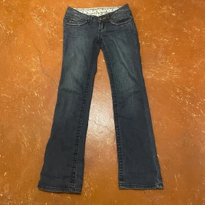 snygga bootcut jeans !! - säljer ett skit snyggt par jeans med lågmidja OCH dom är bootcut, jättefin färg också!! e skit ledsen att jag inte kunde använda dem då de var för långa för mig, man kan se måtten på bilden.
