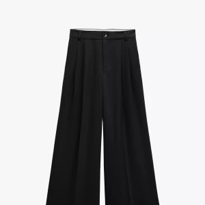 Svarta vida kostymbyxor - svarta kostymbyxor med breda ben, sååå snygga!!! Jag är 158 cm och dem är ca 3-5 cm för långa