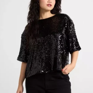 Trekvartsärmad paljettopp - Svart topp täckt med glittrande paljetter. Tjockare tyg undertill så paljetterna inte nuddar huden.