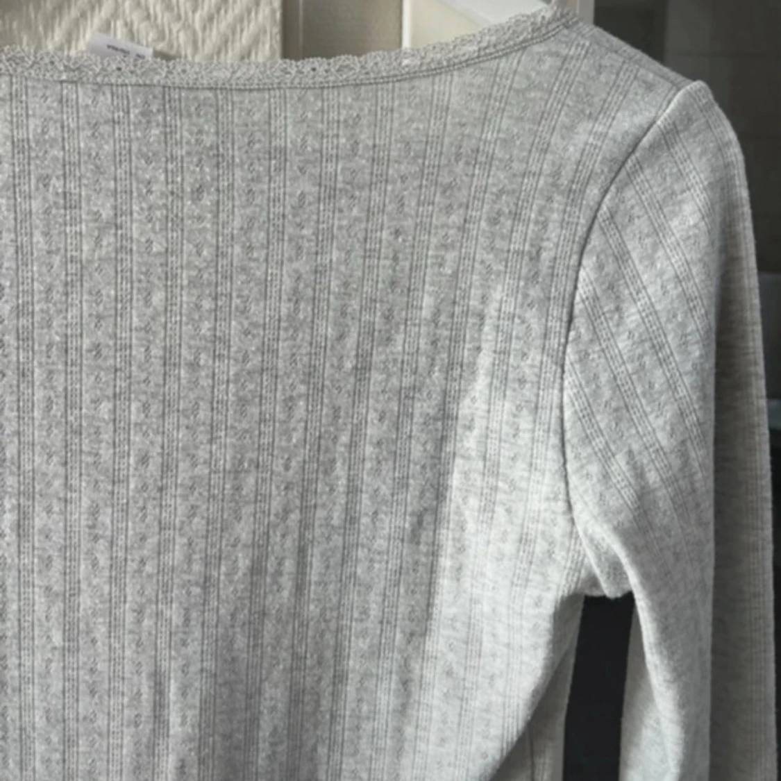 Ljusgrå pointelle topp med spets och rosett - 3