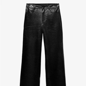 Svarta skinnbyxor - Svarta skinn byxor med mönster ifrån Zalando som aldrig används i storlek 36