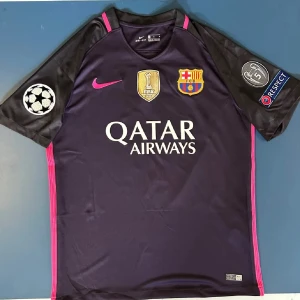 Barcelona Neymar fotbollströja  - Helt ny Retro Barcelona tröja med Neymar på ryggen. Storlek M. Tag och påse medföljer. Priset inte helt hugget i sten