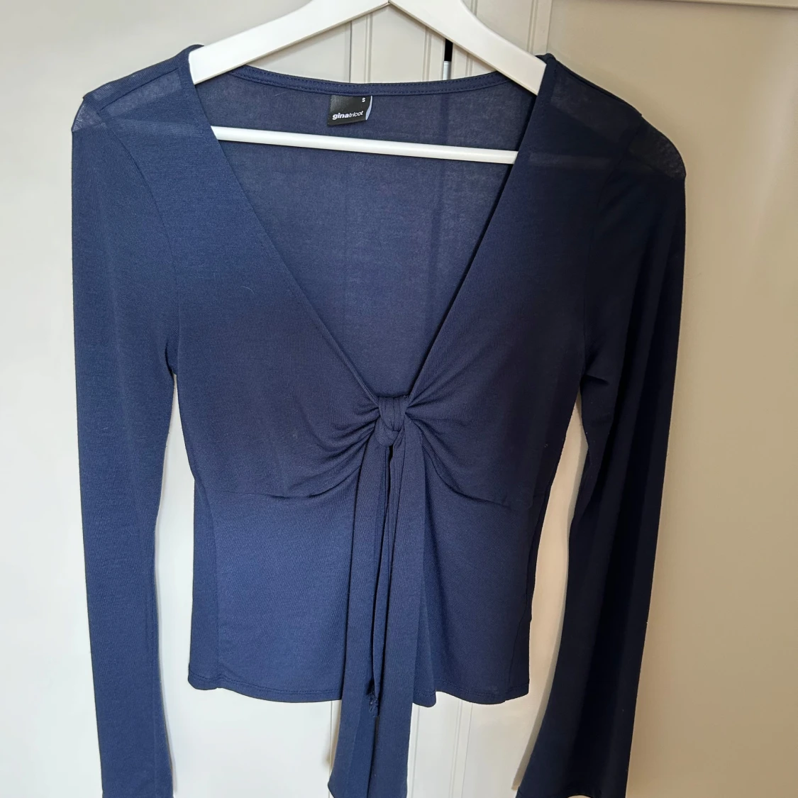 Mörkblå omlottopp från Gina Tricot