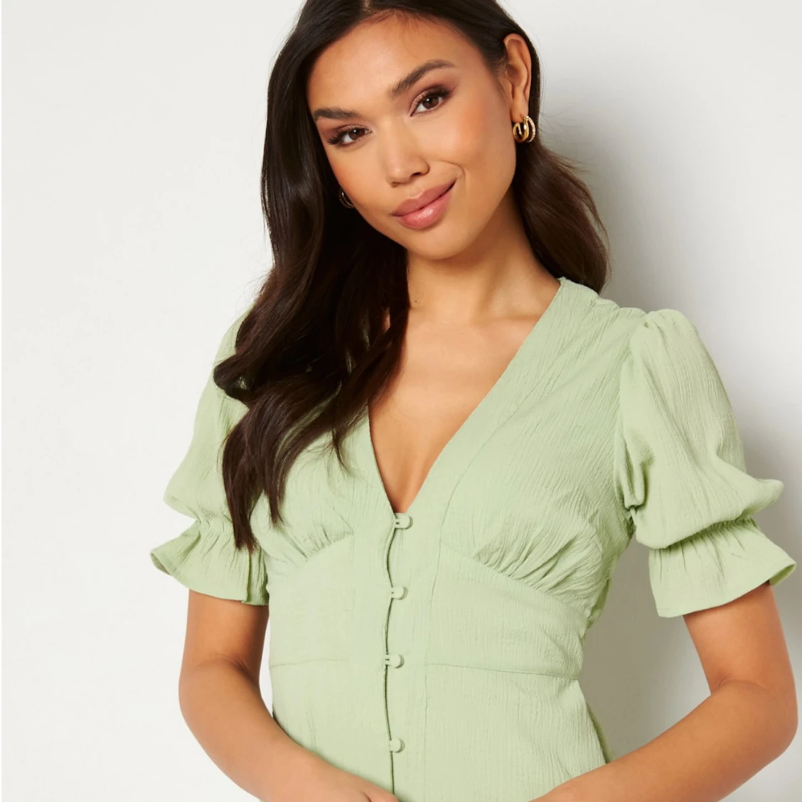 Midsommar/sommarklänning Ljusgrön omlottklänning med puffärm