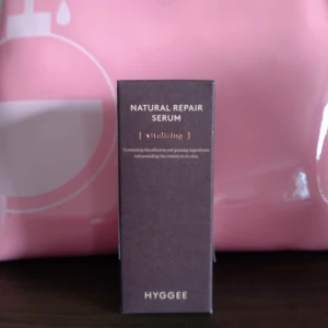 Natural Repair Serum från Hyggee - Natural Repair Serum från Hyggee med vitaliserande effekt. Innehåller röd ginseng och kommer i en stilren mörklila förpackning med guldtext. Perfekt för dig som vill boosta huden med extra glow och näring.