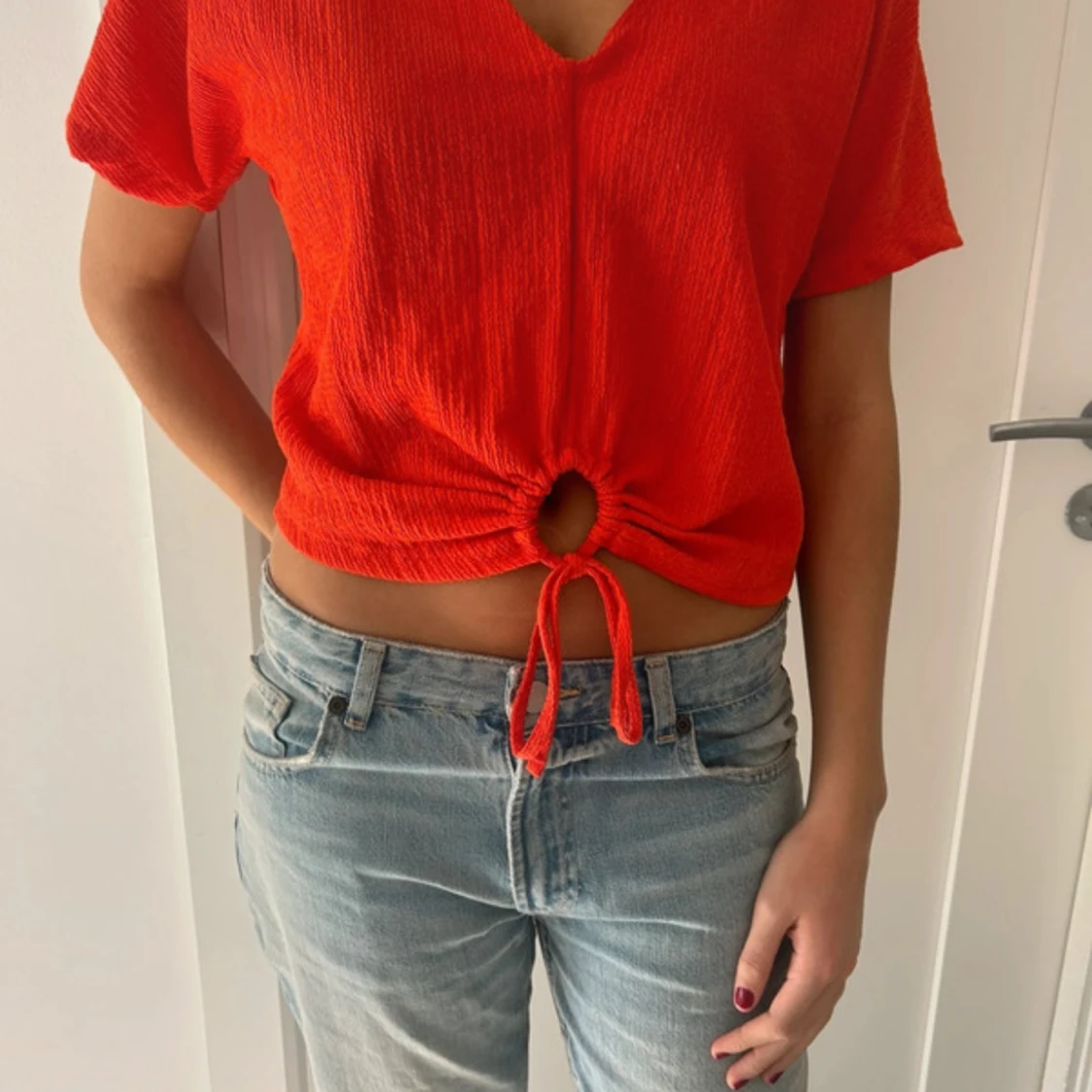 Röd croppad topp med knyt