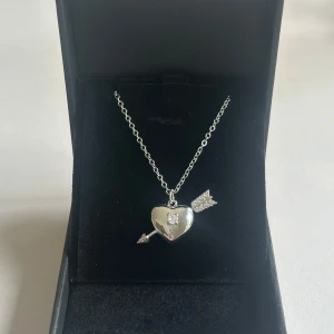 Arrow heart halsband  - Halsbandet är aldrig använt och är 100 % rost- och nickelfritt. Kedjan är 40 cm lång men kan förlängas med ytterligare 5 cm. Hör gärna av dig om du har några frågor ☺️