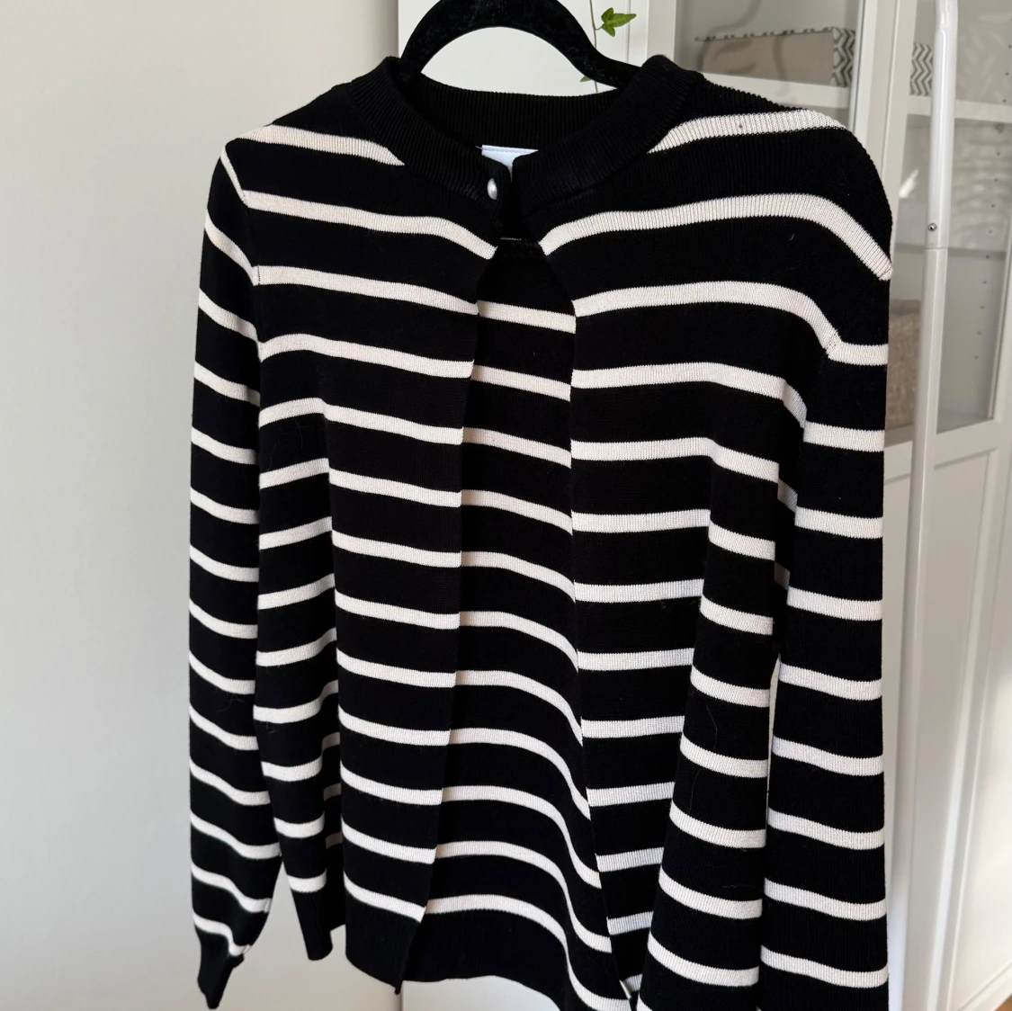 Randig svartvit stickad tröja