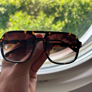 Tom Ford solglasögon  - Riktigt nice brillor som är perfekta för sommaren. Helt legit samt i princip nya, inga tecken på användning. Ni ser vad som medföljer. Säljer pga jag har ett par andra glasögon. Pris är ej spikat, skriv bara om frågor.